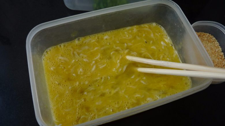 白饭鱼奶酪煎蛋,<a style='color:red;display:inline-block;' href='/shicai/ 1108'>蛋</a>与白饭鱼、盐放一起,拌均匀