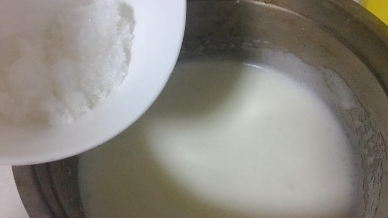 薰衣草流心天使蛋糕,然后继续打发,打发到略粘稠,再加入糖。糖分三次加入。
