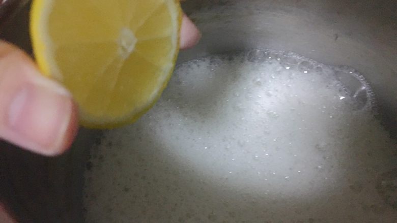 薰衣草流心天使蛋糕,然后把蛋清倒入无水无油的锅内,打发。打发到有泡沫的时候,滴入<a style='color:red;display:inline-block;' href='/shicai/ 595'>柠檬</a>。(为了去腥,不滴你试试。。)