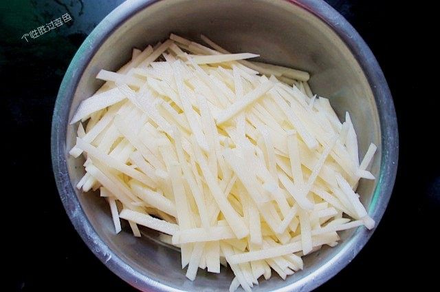 水烙馍卷菜,土豆切丝,放入冷水中待用
