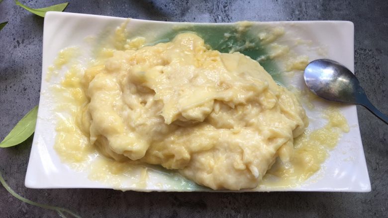榴莲酥,解冻后,用小勺捣碎备用