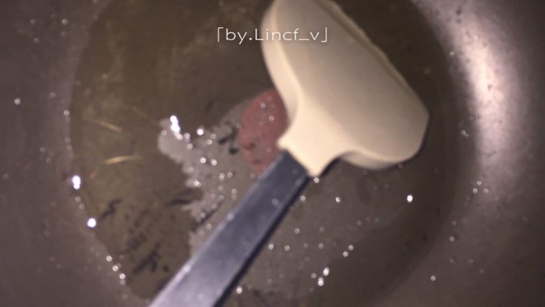 红炆鸡块,接着热锅,加入适量的食用油加热