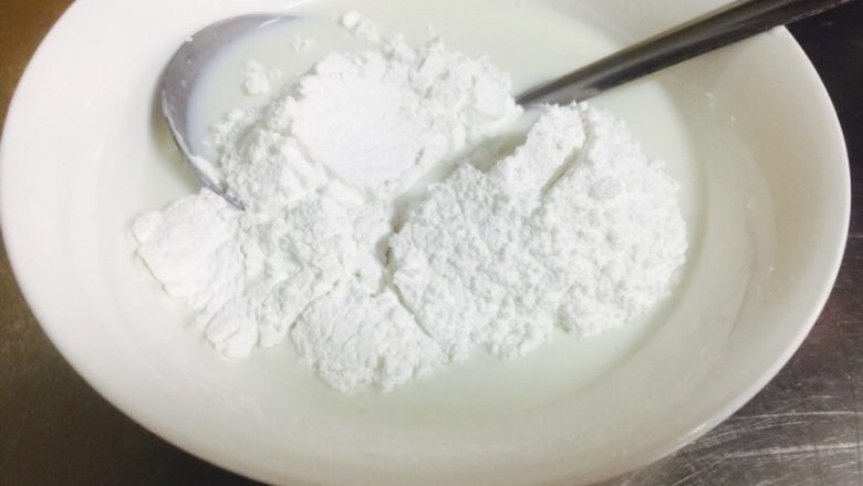 苏子叶糯米糍,100克的牛奶于100克的糯米粉 混合均匀放置10分钟备用