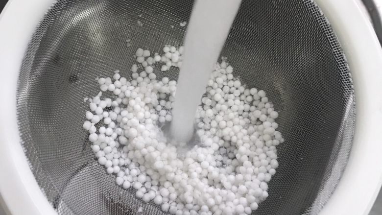 椰汁西米芋圆甜品,滤掉外层的淀粉,以防煮的时候粘锅