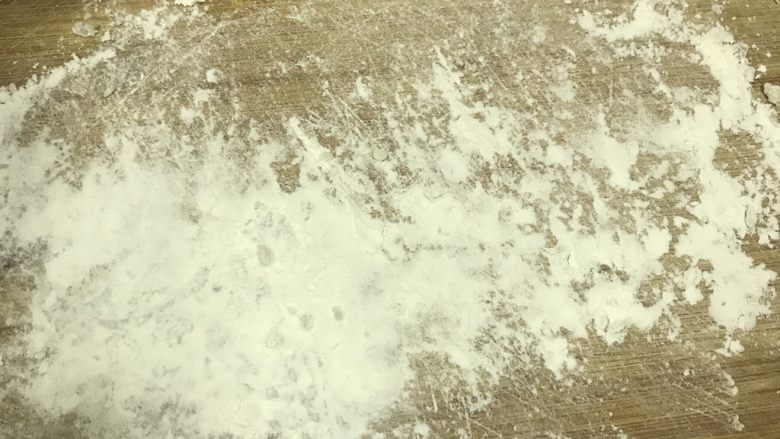 椰汁西米芋圆甜品,用淀粉铺一层,方便待会放芋圆