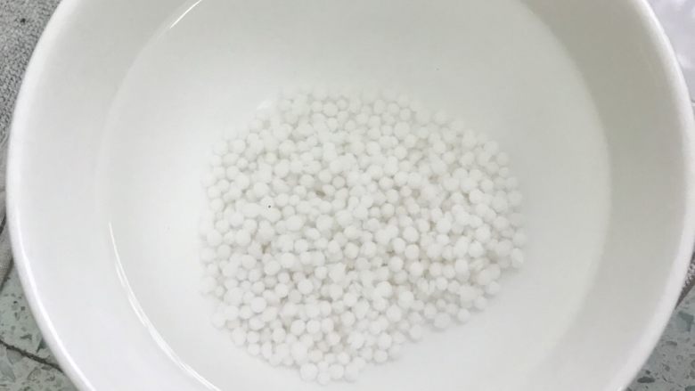 椰汁西米芋圆甜品,用冷水泡着抓一下,反复两次