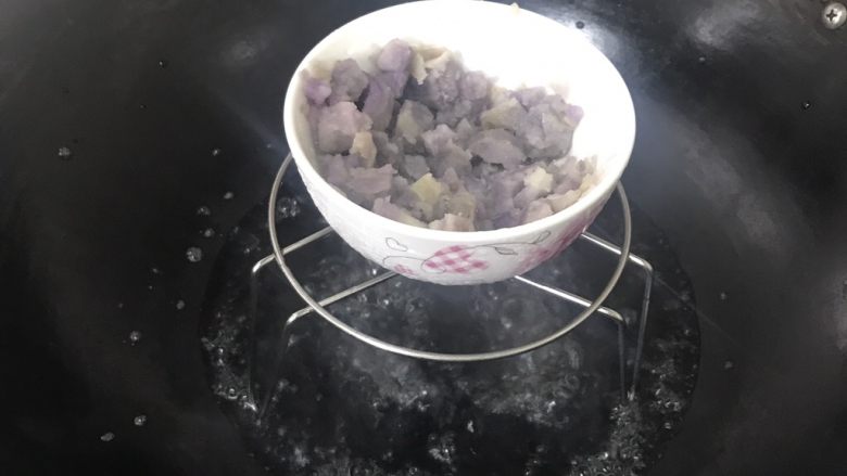 椰汁西米芋圆甜品,如果实在很难压的话,可以拿去隔水蒸一下,软了就比较好压。