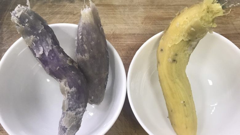 椰汁西米芋圆甜品,剥掉皮,分颜色装。