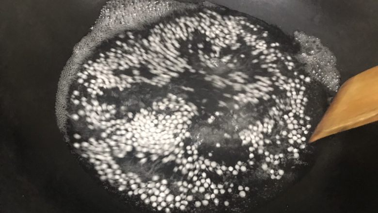 椰汁西米芋圆甜品,水沸腾了就放西米下去,快速搅拌,以防粘锅底。