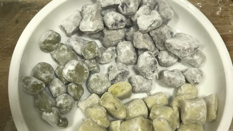 椰汁西米芋圆甜品,做好之后装盘