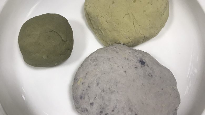 椰汁西米芋圆甜品,我用抹茶粉多做了一个颜色,同样道理,抹茶粉➕糖➕淀粉➕粘米粉
