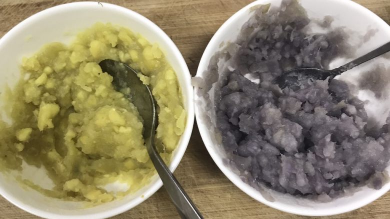 椰汁西米芋圆甜品,如果喜欢有块状的话可以不用压这么泥,喜欢细腻的就可以压泥一点。