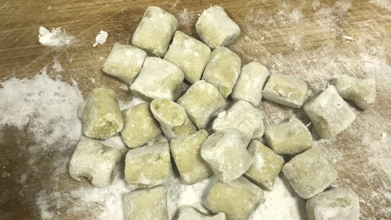 椰汁西米芋圆甜品,撒点淀粉揉一下,以防芋圆粘在一起。