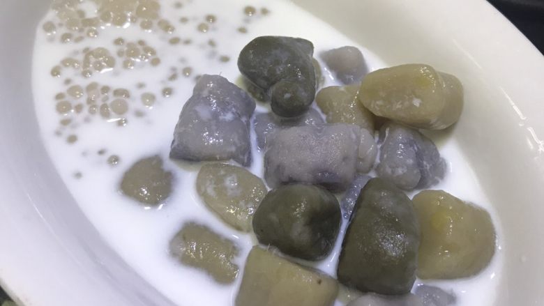 椰汁西米芋圆甜品,如果喜欢喝牛奶的也可以倒牛奶,我妈不喜欢椰汁就用牛奶了。