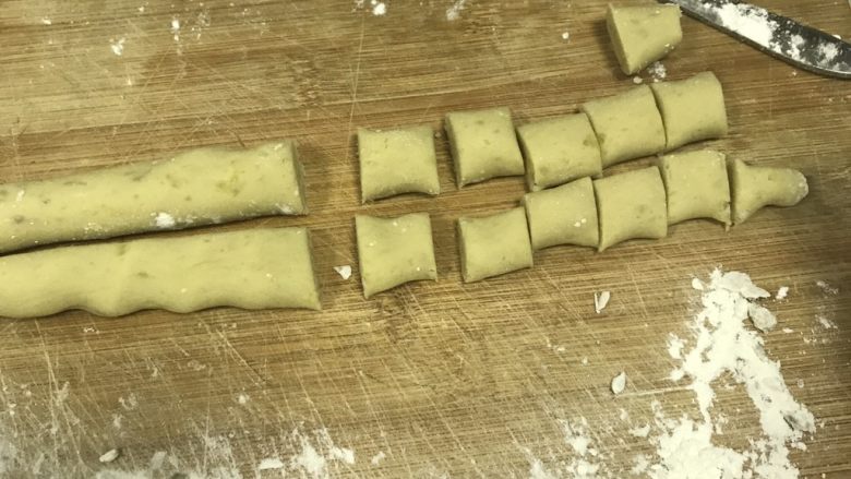 椰汁西米芋圆甜品,将团揉成条,再切段。