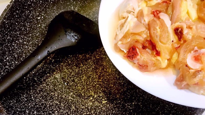 香菇鸡煲,锅中放入少许色拉油,倒入鸡腿肉翻炒