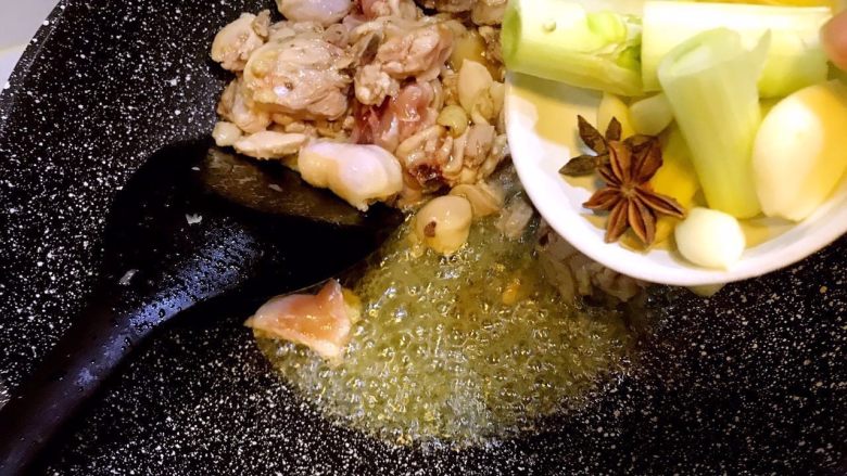 香菇鸡煲,倒入八角,葱姜蒜翻炒出香味