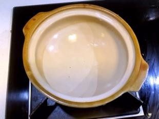 香菇鸡煲,此时准备好砂锅在过上加热,