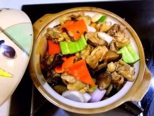香菇鸡煲,将鸡腿倒入砂锅中,盖上锅盖继续加热