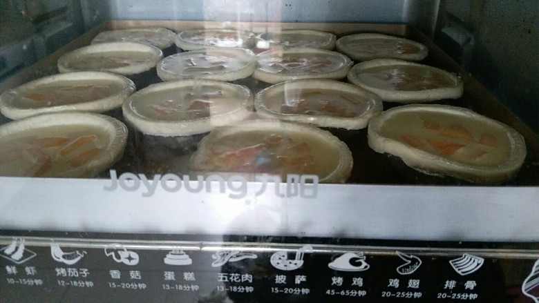 黄桃蛋挞,烤箱提前200度预热,先放下层烤15分钟