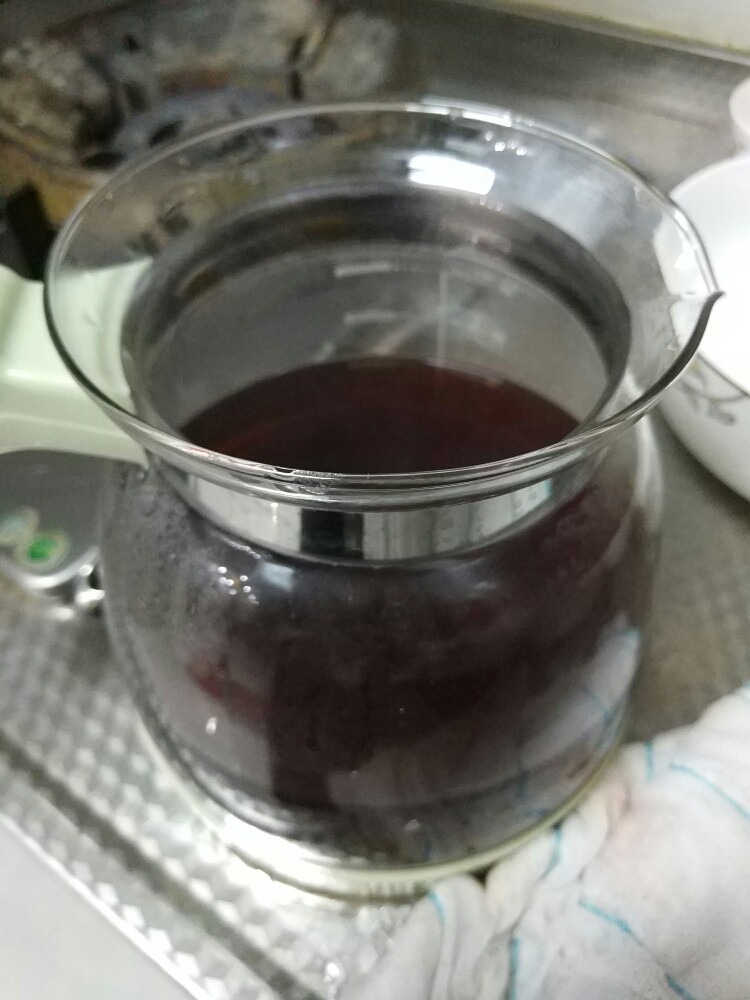 自制酸梅汤,等完全凉凉就可以饮用了,或入冰箱冰镇