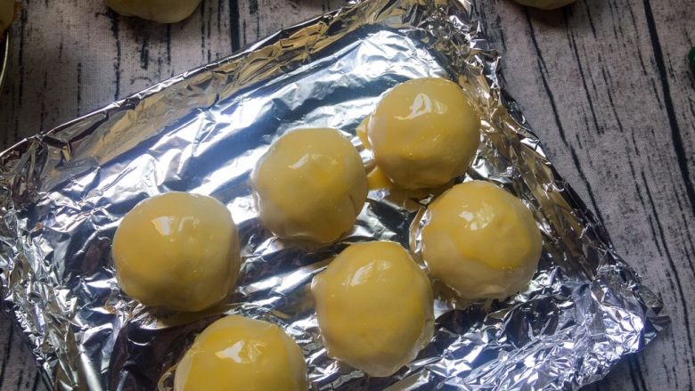 蛋黄酥,刷上鸡蛋黄液