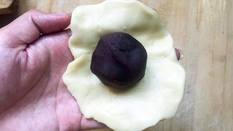 蛋黄酥,放入包裹好的蛋黄红豆沙