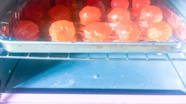 蛋黄酥,200°预热烤箱、放烤箱烤180°5分钟