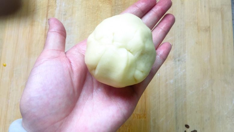 蛋黄酥,变成这个样子