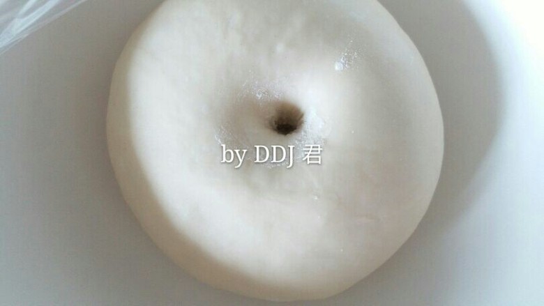 榴莲草莓披萨,面团发酵2至2.5倍大,用用手指沾面粉,戳孔不回缩就好了