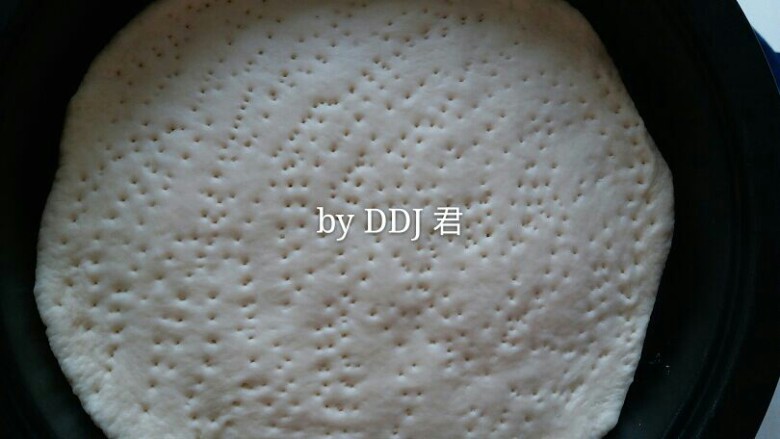 榴莲草莓披萨,放入披萨盘,用叉子扎孔