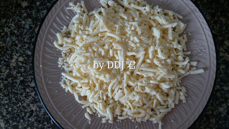 榴莲草莓披萨,发酵的时候,取出芝士解冻