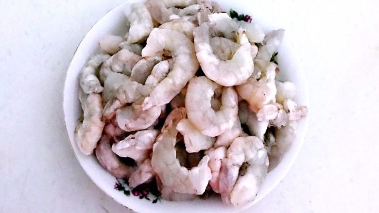 藕丁虾饼,<a style='color:red;display:inline-block;' href='/shicai/ 287'>虾仁</a>清洗干净,挑出虾线
