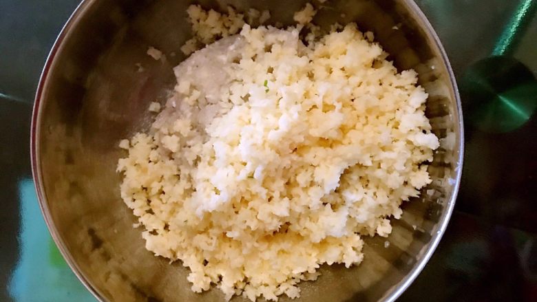 藕丁虾饼,把虾泥放进盆里,加入藕丁