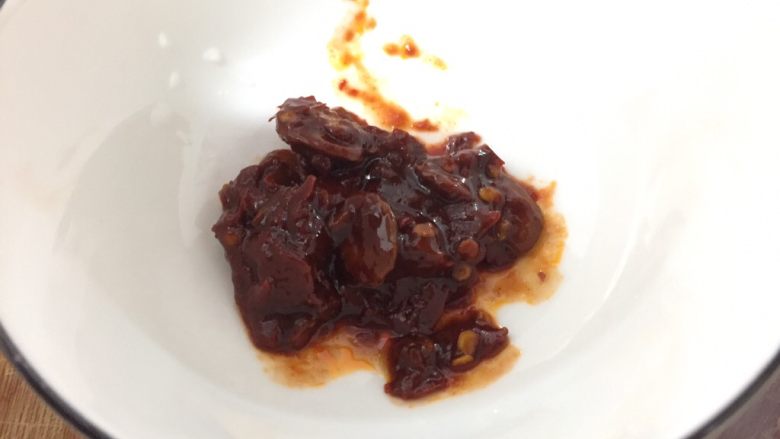 酱香泥鳅,准备豆瓣酱,我和老公都不能吃太辣,所以就放了一勺子,可根据自己情况酌情添加