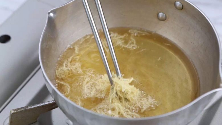南瓜金汤泡嫩豆腐,剩下的姜丝过油,炸至姜丝蜷缩没有变色前捞出