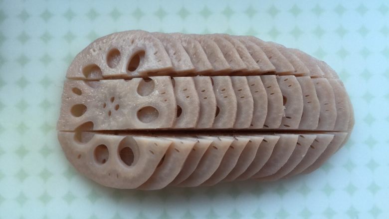 凉拌藕片,为了方便操作,将莲藕切两刀。