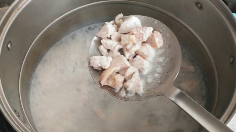 咖喱鸡块饭,鸡肉也过水,颜色变白就捞出,捞出后放入冷水中冲洗干净。