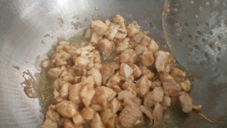 咖喱鸡块饭,热锅冷油,放入鸡肉翻炒