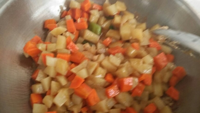 咖喱鸡块饭,最后放土豆胡萝卜翻炒,倒入咖喱水煮一会