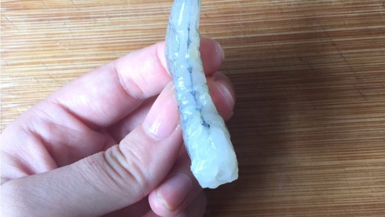 妈妈牌手工小馄炖,去虾线,虾不光背上有虾线,肚子上还有一根哟