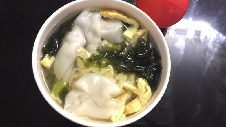 妈妈牌手工小馄炖,可以加一点紫菜,好吃的馄炖就做好啦