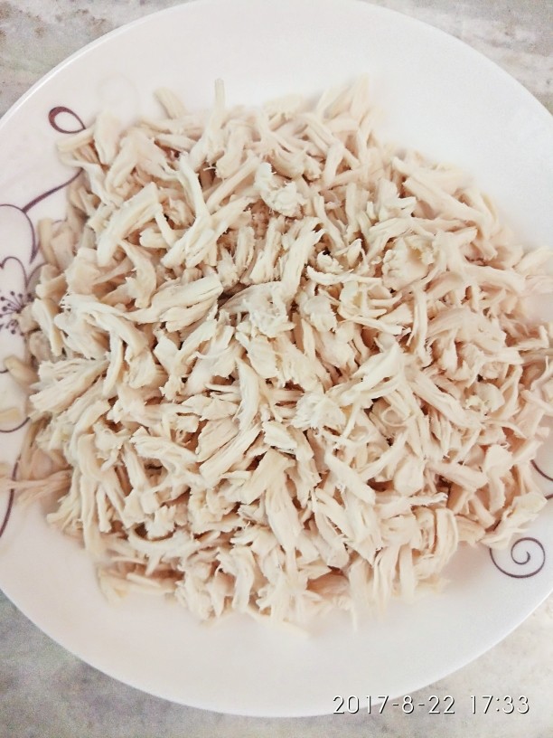 小月龄宝宝心水的原味鸡肉松,将煮熟的鸡块捞出晾凉,鸡汤备用,鸡肉手撕成条