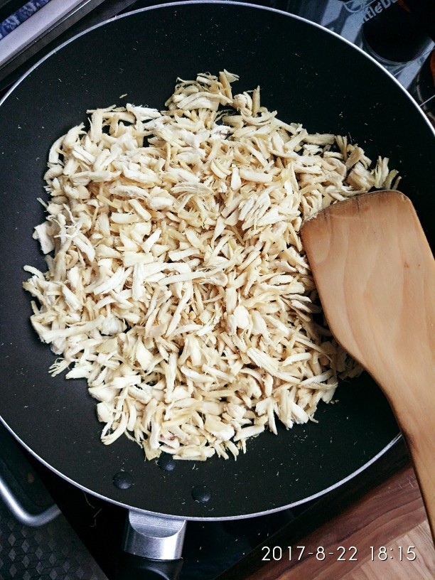 小月龄宝宝心水的原味鸡肉松,炒至鸡丝泛黄盛出,中小火大约10分钟
