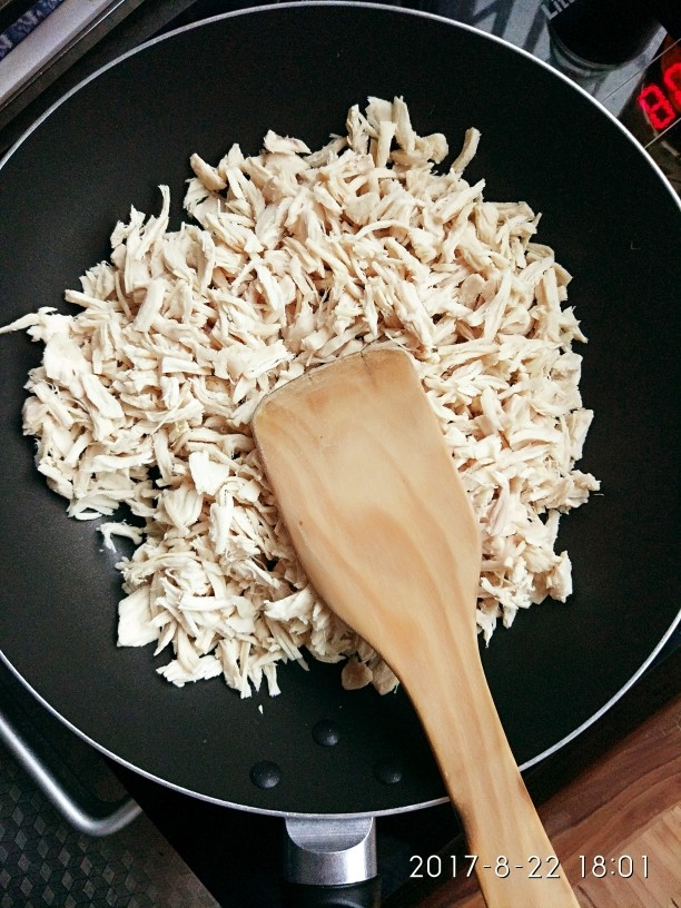 小月龄宝宝心水的原味鸡肉松,将鸡丝放入锅中中小火翻炒,宝宝吃不用放油,大人吃的话可以刷油加小勺酱油
