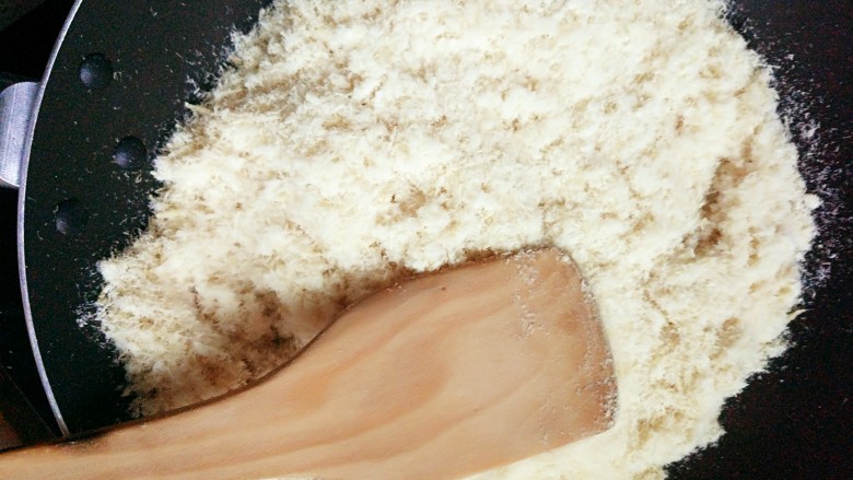 小月龄宝宝心水的原味鸡肉松,将鸡丝放入搅拌机打成蓉,倒入锅中翻炒两分钟左右