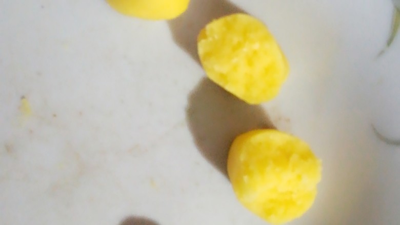 玛格丽特小饼干,将面团捏成小团,用大拇指按压。