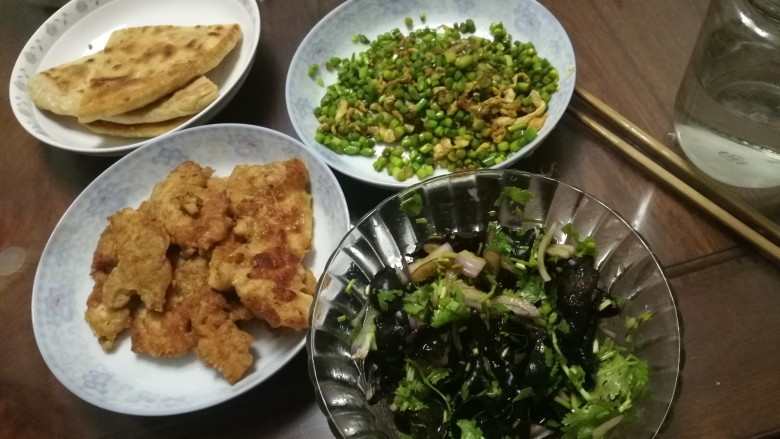 香煎鸡胸,丰盛的晚餐,又简单又营养,烙饼加肉,可以做成三明治或烧饼加肉