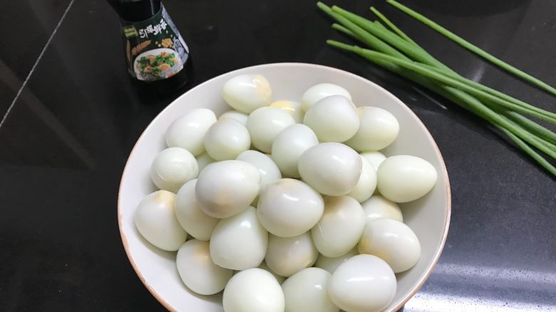 #家常大比拼#葱油鹌鹑蛋,放凉后剥去壳。