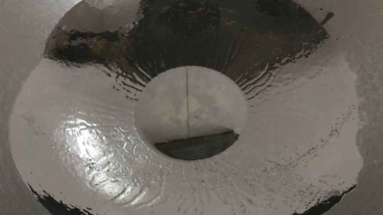#家常大比拼#葱油鹌鹑蛋,锅中入适量油。